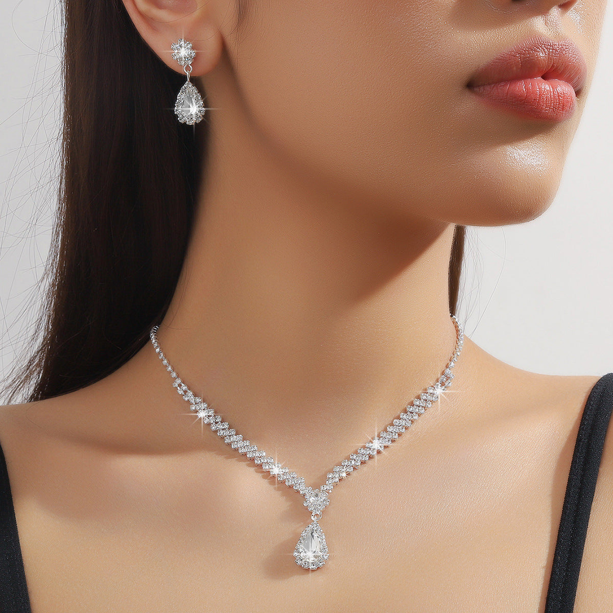 Parure Bijoux Gouttes d'Eau - Collier et Boucles d'Oreilles Strass 35g - SADJÉ